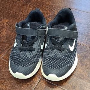 Nike toddler black and white tennis shoes